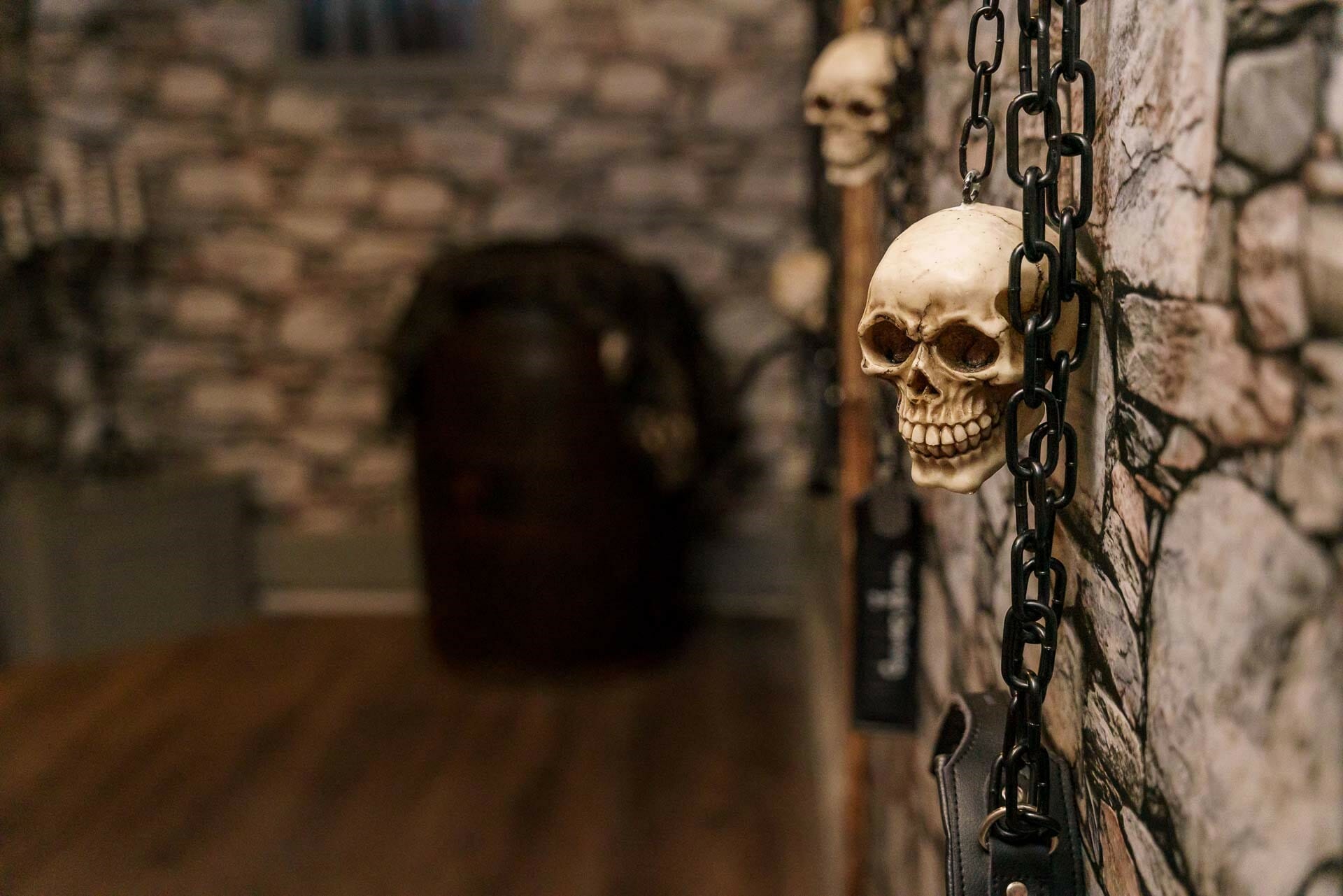 escape room skulls and chains